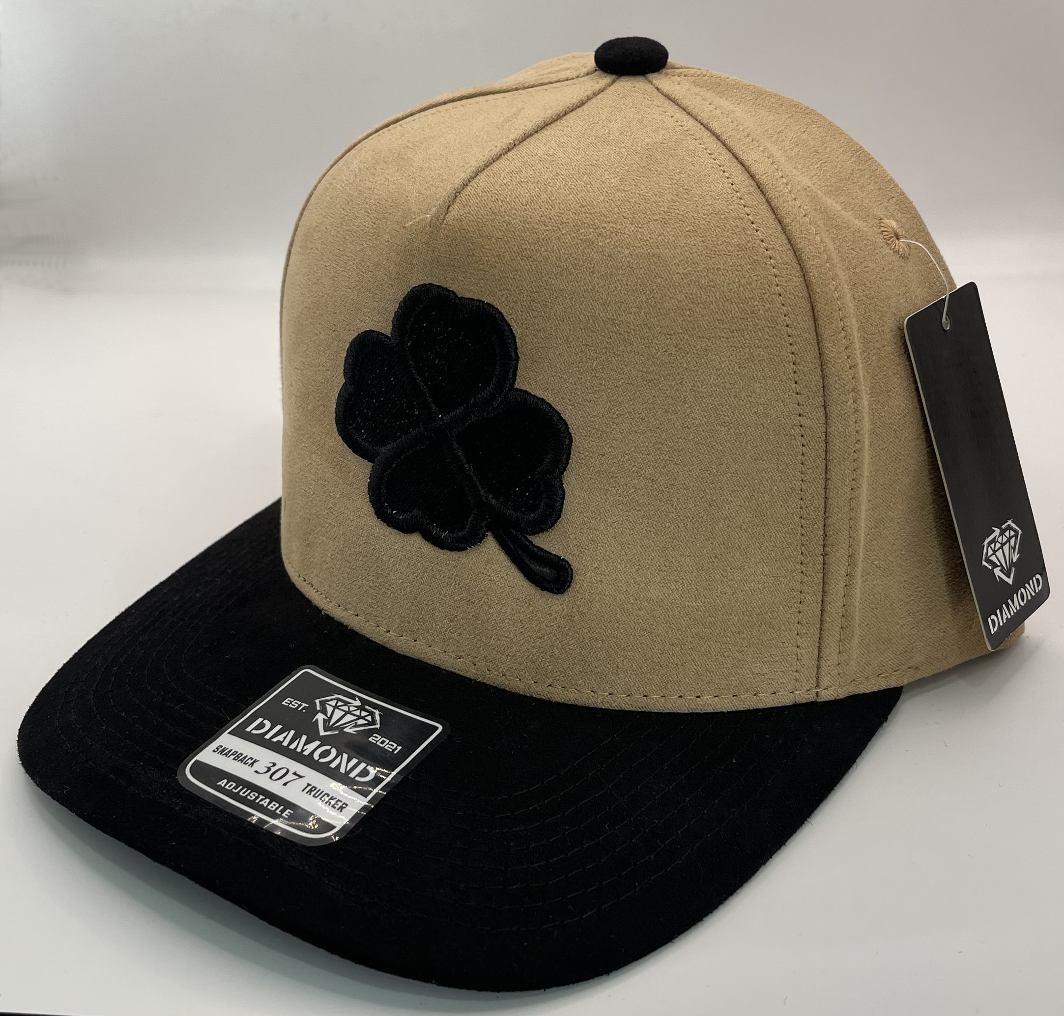 gorra diamond beige con bordado de trebol