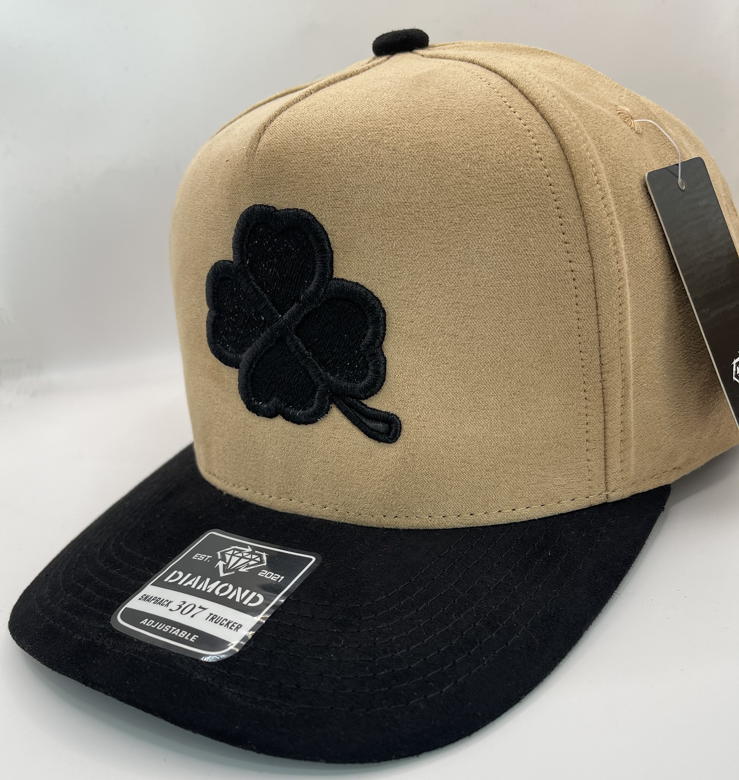 gorra diamond beige con bordado de trebol gorra diamond beige con bordado de trebol