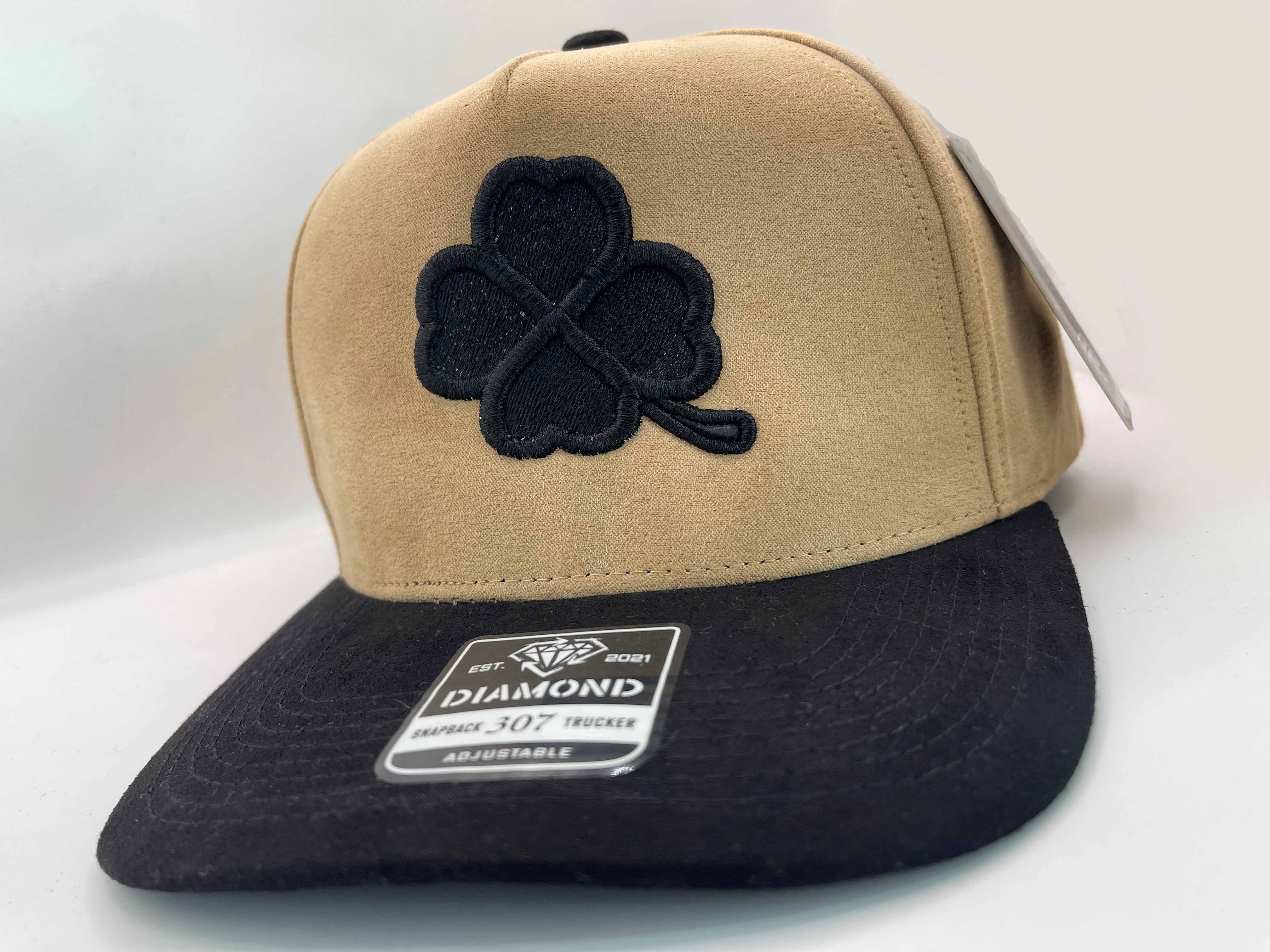 gorra diamond beige con bordado de trebol gorra diamond beige con bordado de trebol
